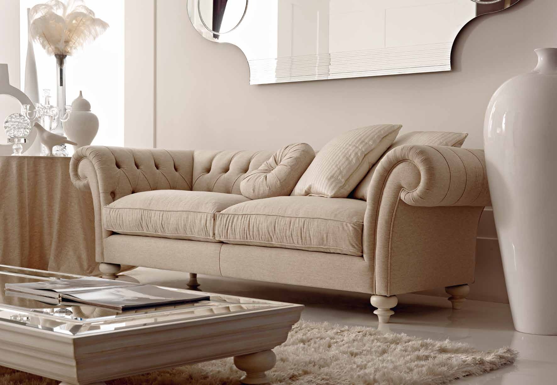 светлый диван в классическом стиле