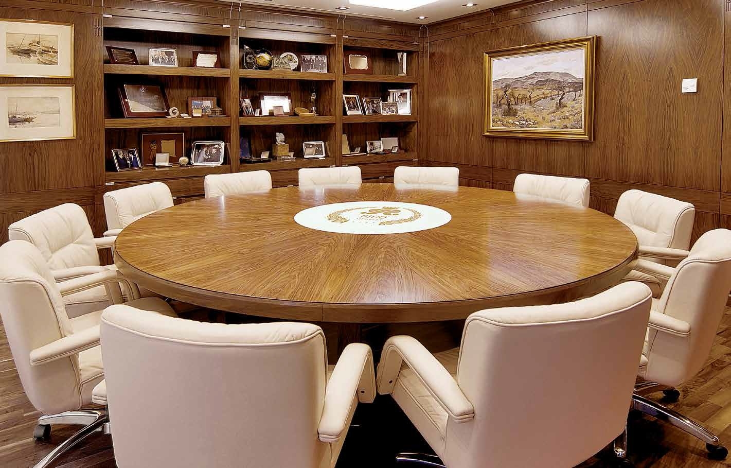 Есть что то круглое на столе. Круглый стол. Стол переговорный овальный. Стол для переговоров. Большой круглый стол.