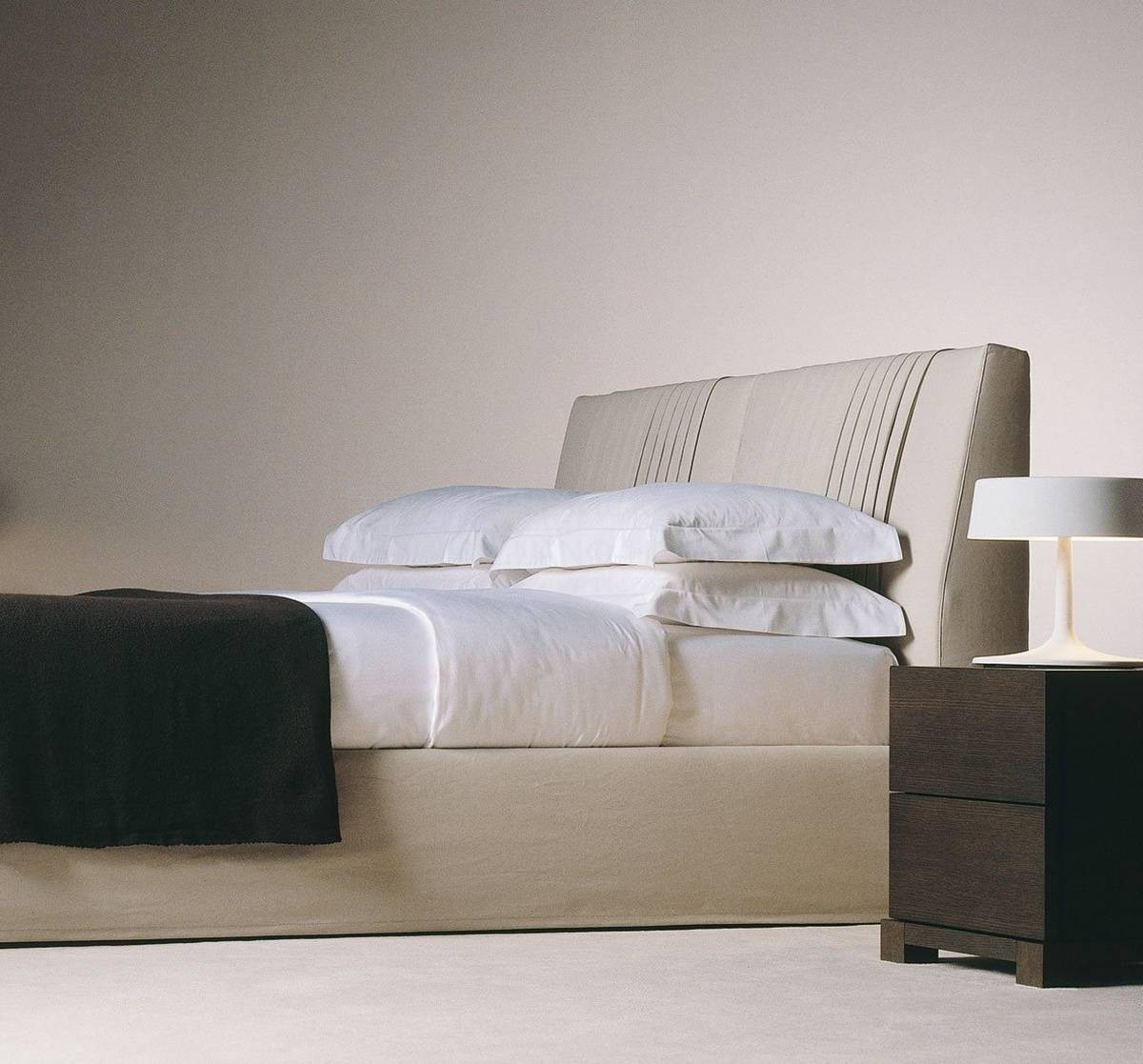 Кровать с мягким изголовьем Andrew из Италии фабрики MERIDIANI
